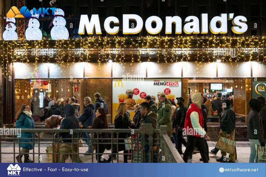 McDonald’s Dazzling Holiday Makeovers: 6 Restaurant christmas decoration ideas