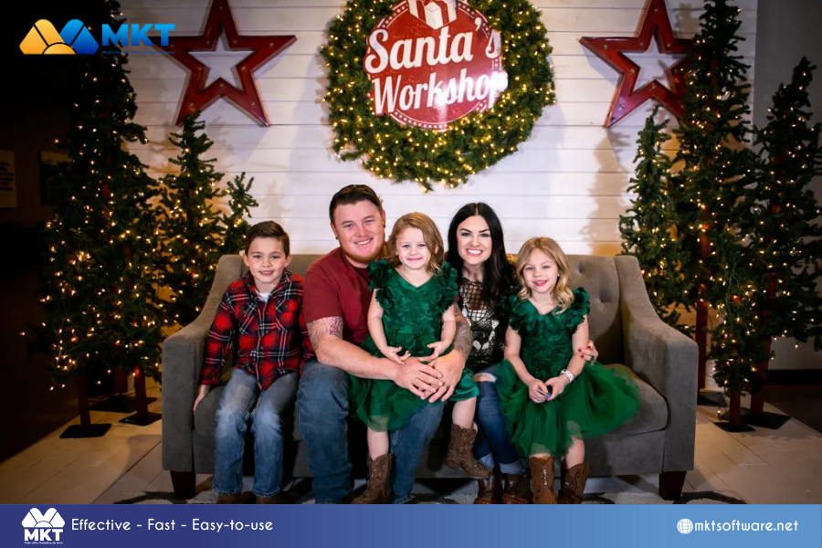 Open a Christmas photo booth/ Offer photo booth services Dazzling Holiday Makeovers: 6 Restaurant christmas decoration ideas